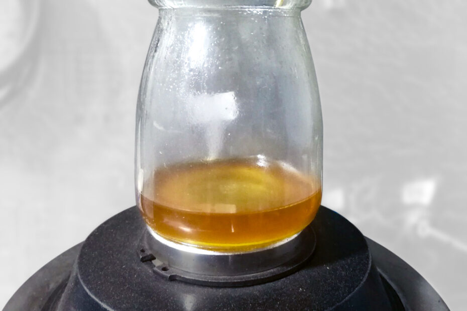 Case Study: Essential Oil Extraction When extracting citrus essential oils, bitter terpenes and waxes may be co-extracted, affecting oil quality. Solution: To remove unwanted waxes, use stepwise extraction (low pressure for aromatic components, high pressure for heavier components) or membrane filtration.
