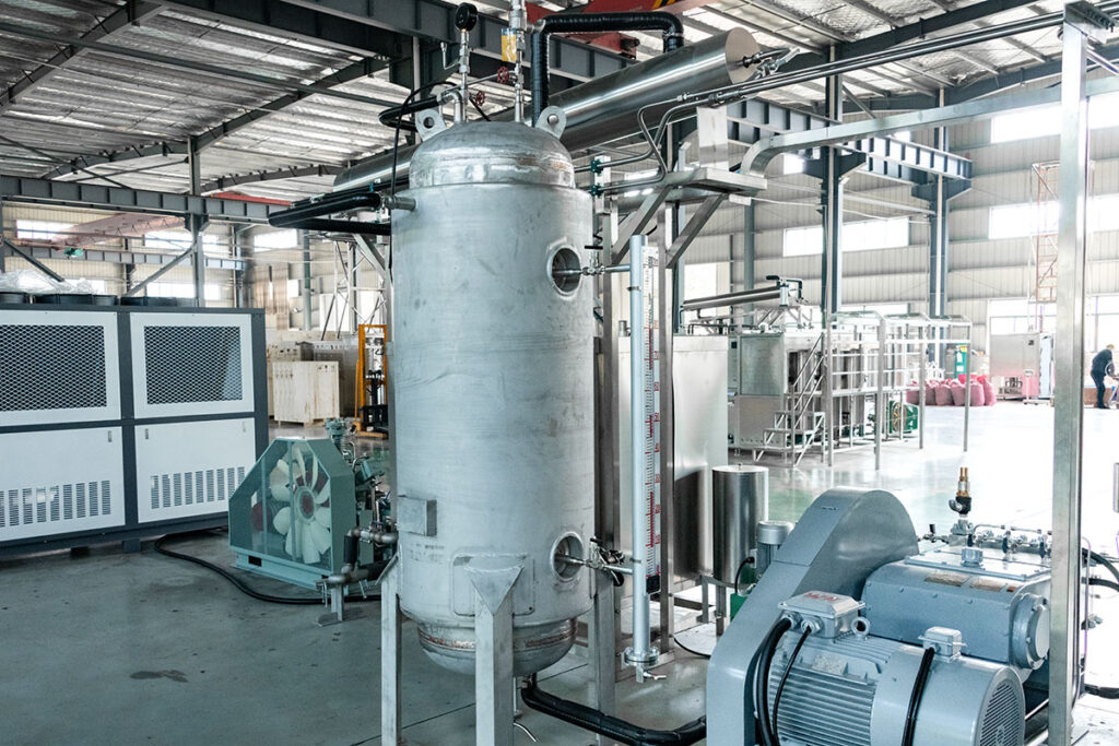 High-pressure CO2 storage tank used in supercritical CO2 extraction systems for essential oils, ensuring a continuous and stable CO2 supply during extraction.