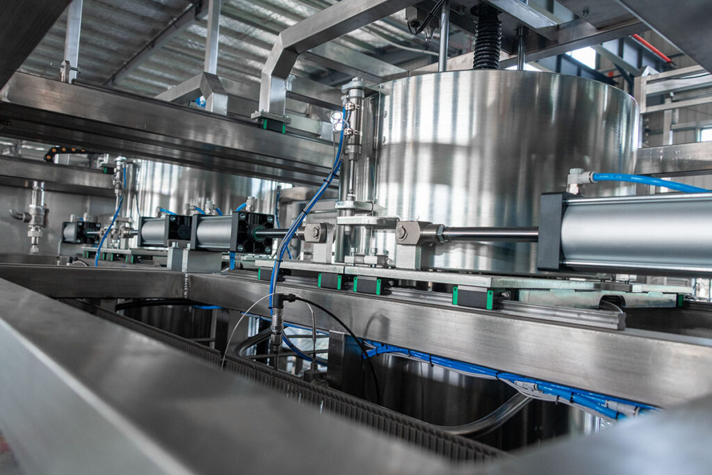 High-pressure stainless steel extraction vessel used in industrial supercritical CO2 extraction systems for essencial oil and active compound extraction