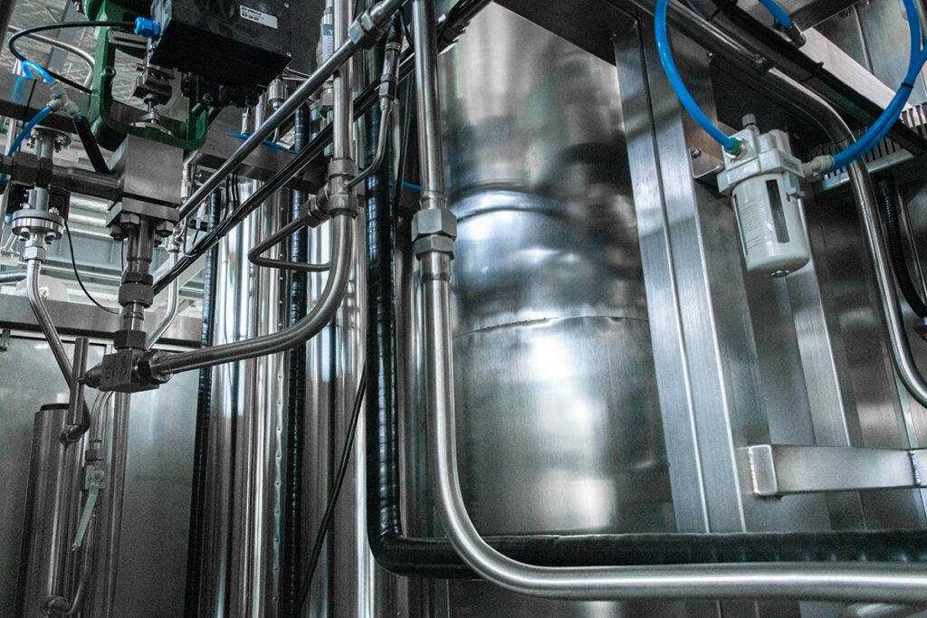 Stainless steel separation vessel used in supercritical CO2 extraction systems to isolate essential oils, terpenes, and other plant extracts with adjustable pressure control.