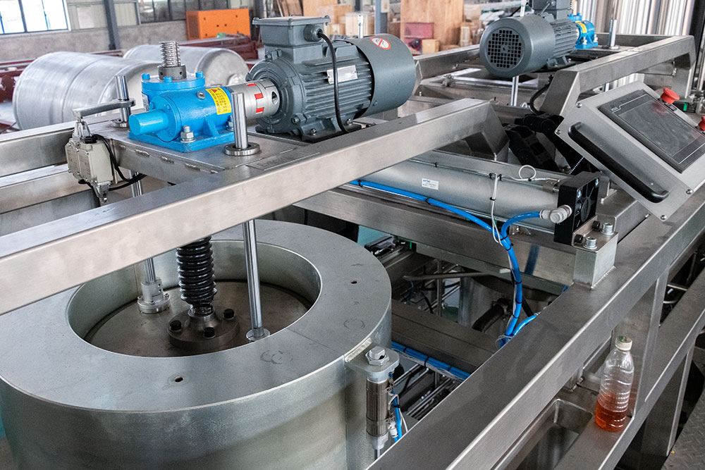 High-pressure stainless steel extraction vessel used in supercritical CO2 systems
