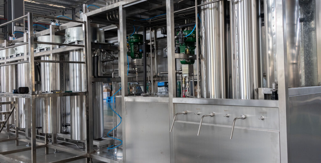 High-pressure stainless steel pipes and fittings in a supercritical CO2 extraction system