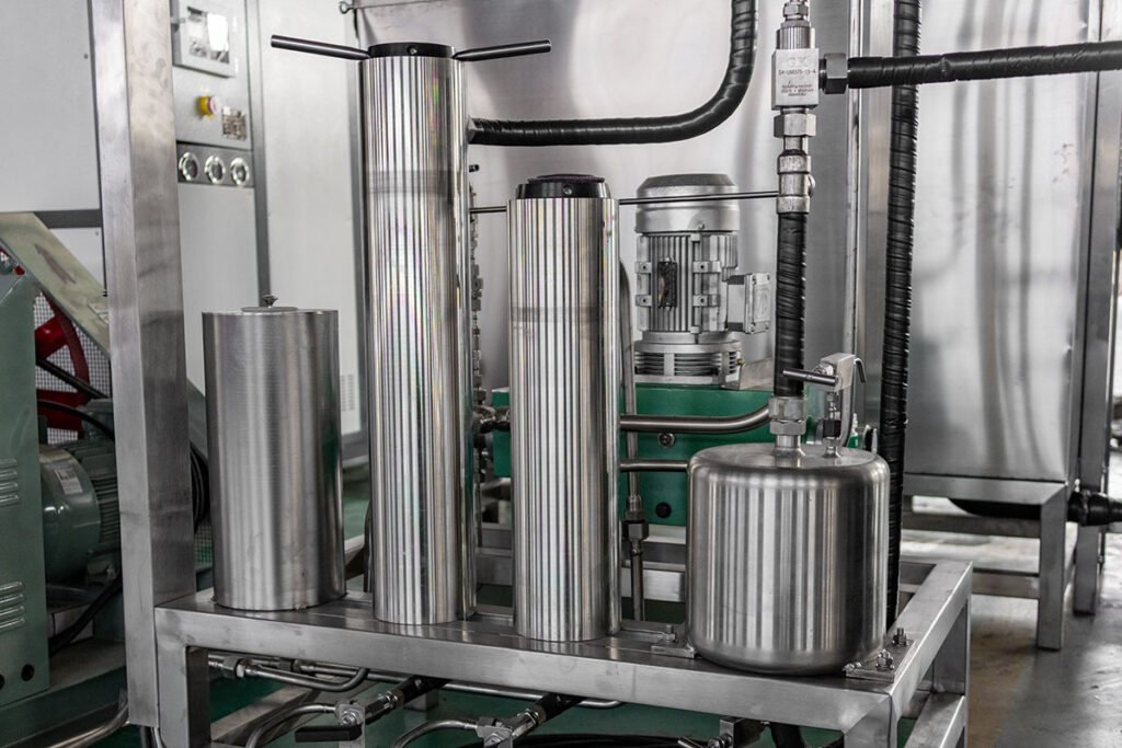 Stainless steel entrainer storage tank with level gauge and safety valve for CO2 extraction