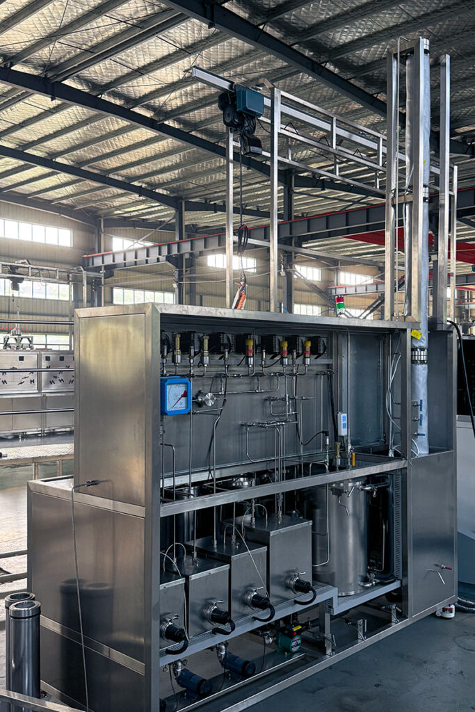 Supercritical CO2 extraction equipment with integrated distillation tower for improved separation and purity