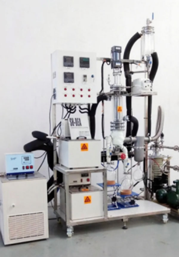 Molecular distillation apparatus for CBD oil purification and high-purity cannabinoid separation.