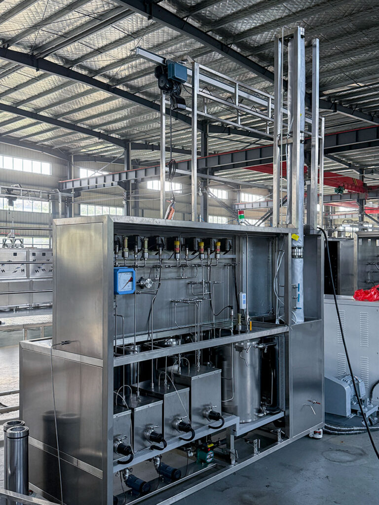 Supercritical CO2 extraction system with distillation column for fish oil and cannabinoid processing